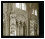Église Saint-Aubin de Pacy-sur-Eure (Eure), triforium du XIIIème siècle.