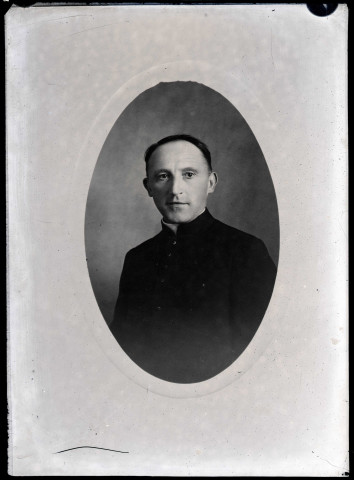 Portrait d'un prêtre en habit sacerdotal, probablement le curé de Charleval (Eure).