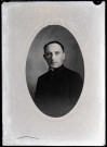 Portrait d'un prêtre en habit sacerdotal, probablement le curé de Charleval (Eure).