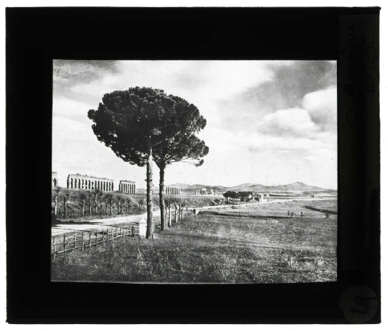 Aqueduc de Claude dans la campagne de Rome (Italie).
