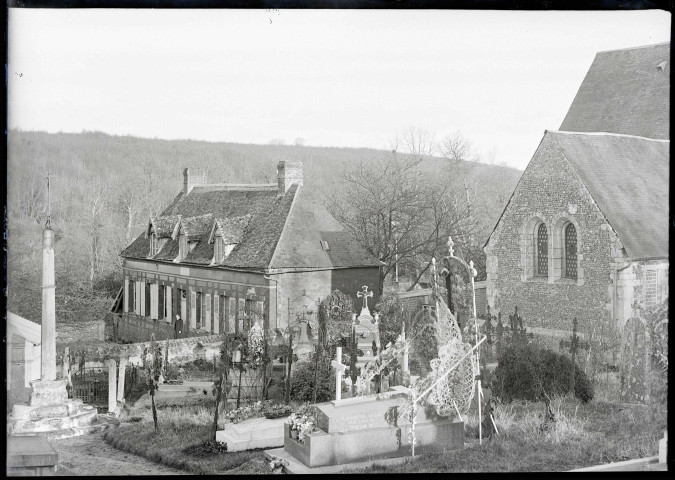 Cimetière et presbytère de campagne.