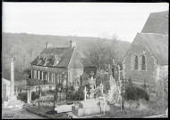Cimetière et presbytère de campagne.