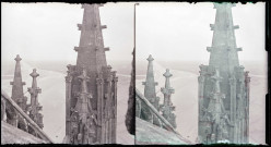 Détail des pinacles de l'église abbatiale avec vue sur la baie du Mont-Saint-Michel (Manche).