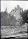 Maisons de ville en pierre et clocher.