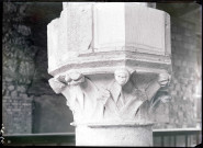 Chapiteaux ornementés de têtes humaines et de feuillages de la maison des Templiers de Caudebec-en-Caux (Seine-Maritime).