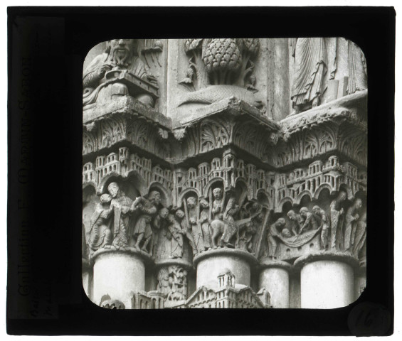Cathédrale Notre-Dame de Chartres (Eure-et-Loir), portail royal, porte droite, ébrasement gauche, trois chapiteaux.