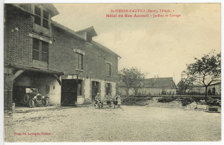 Saint-Pierre-d'Autils. Hôtel du Bon Accueil - Jardins et Garage.