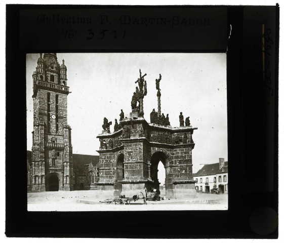 Église et calvaire de Pleyben (Finistère).