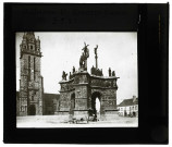 Église et calvaire de Pleyben (Finistère).