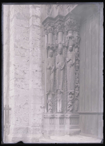 Portail à voussures ornementées de la cathédrale Notre-Dame de Chartres (Eure-et-Loir).
