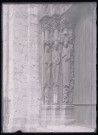 Portail à voussures ornementées de la cathédrale Notre-Dame de Chartres (Eure-et-Loir).