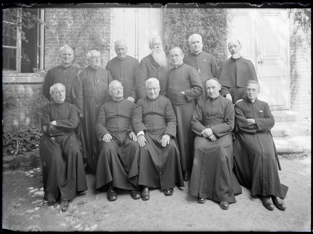 Groupe de prêtres en habit sacerdotal avec à gauche l'abbé Bretocq.