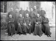 Groupe de prêtres en habit sacerdotal avec à gauche l'abbé Bretocq.