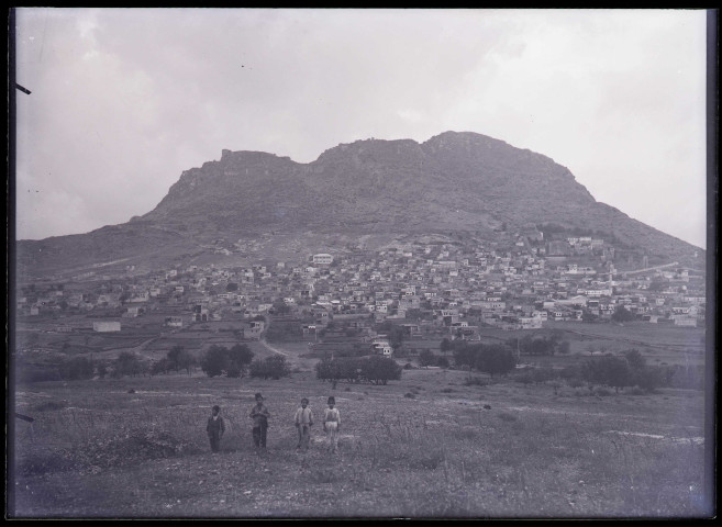 Vue générale du bourg, du catholicossat et de la citadelle de Kozan (Sis) (Turquie) (notice PA).