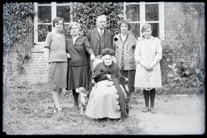 Famille Bretocq posant dans la cour du presbytère de Rosay-sur-Lieure (Eure).
