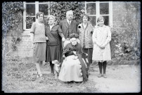 Famille Bretocq posant dans la cour du presbytère de Rosay-sur-Lieure (Eure).