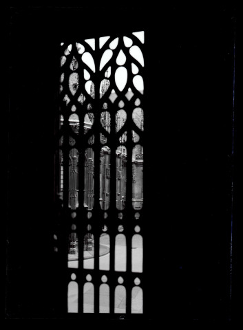 Cour du Palais de justice de Rouen (Seine-Maritime) vue des galbes d'une fenêtre.