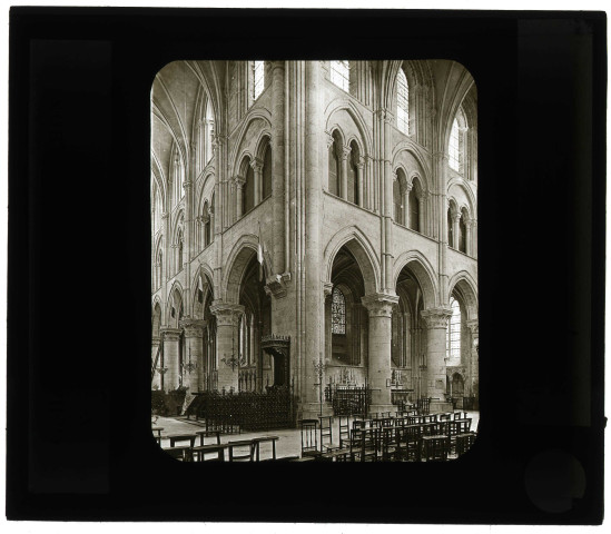 Cathédrale Saint-Pierre de Lisieux (Calvados), transept sud et chœur.