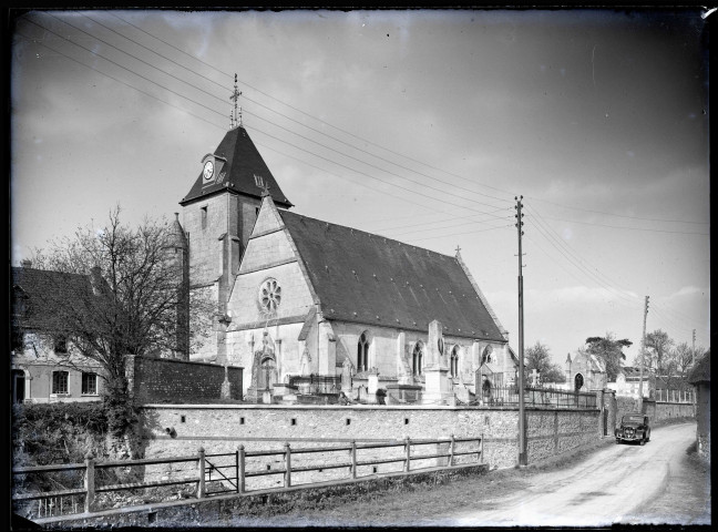 Vue générale de l'église de Vatteville (Eure).