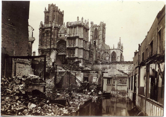 Evreux-Ville. La Cathédrale et l'Iton après les bombardements.
