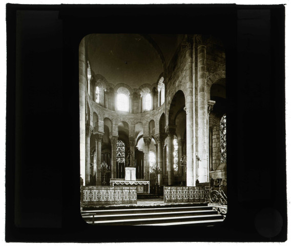 Basilique Notre-Dame-du-Port à Clermont-Ferrand (Puy-de-Dôme), chœur.