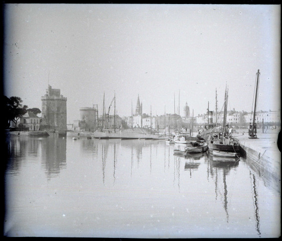 Bateaux de pêches dans le port de La Rochelle (Charente-Maritime).