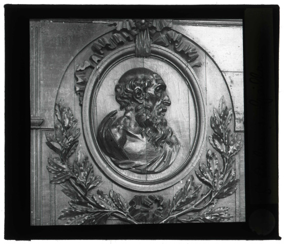 Église de Saint-Aubin-sur-Gaillon (Eure), panneau de bois sculpté, buste d'homme.