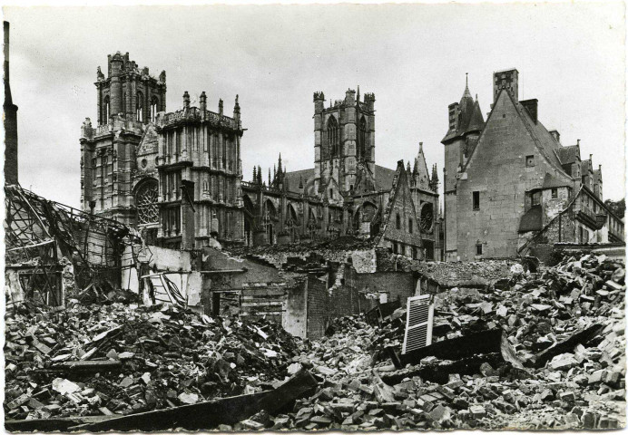 Evreux-Ville. La Cathédrale - L'Évêché en 1940.