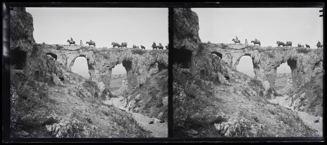 Caravaniers sur un pont en pierre (aqueduc d'Antioche (Turquie) notice PA).
