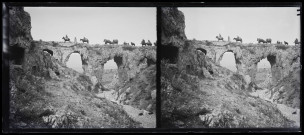 Caravaniers sur un pont en pierre (aqueduc d'Antioche (Turquie) notice PA).