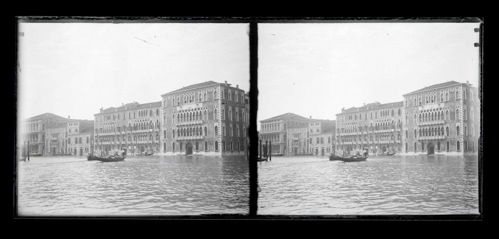 Palais et gondoles à Venise (Italie).