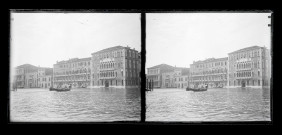 Palais et gondoles à Venise (Italie).