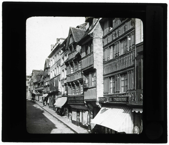 Vielles maisons à Lisieux (Calvados) avec l'enseigne de "La chapellerie parisienne".