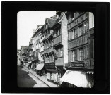 Vielles maisons à Lisieux (Calvados) avec l'enseigne de "La chapellerie parisienne".