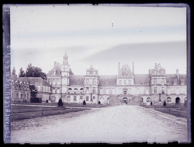 Façade du château de Fontainebleau (Seine-et-Marne) le 13 juin 1901.