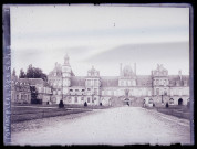 Façade du château de Fontainebleau (Seine-et-Marne) le 13 juin 1901.