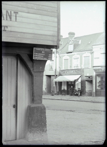 Enfants devant la mercerie et bonneterie « Lecomte » située en face de l'ancienne pharmacie de Monsieur Homais, personnage du roman Madame Bovary de Flaubert à Ry (Seine-Maritime).