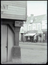 Enfants devant la mercerie et bonneterie « Lecomte » située en face de l'ancienne pharmacie de Monsieur Homais, personnage du roman Madame Bovary de Flaubert à Ry (Seine-Maritime).
