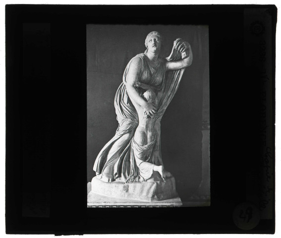 Niobé avec la plus petite de ses filles, copie romaine de Praxitèle, à Florence (Italie).