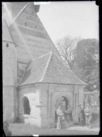 Entrée de l'église de Nogent-le-Sec (Eure).
