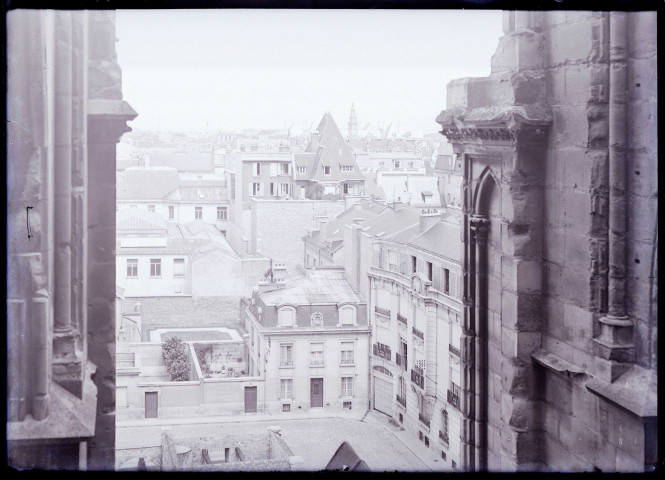 Vue de la ville depuis une tour de la cathédrale de Reims (Marne).