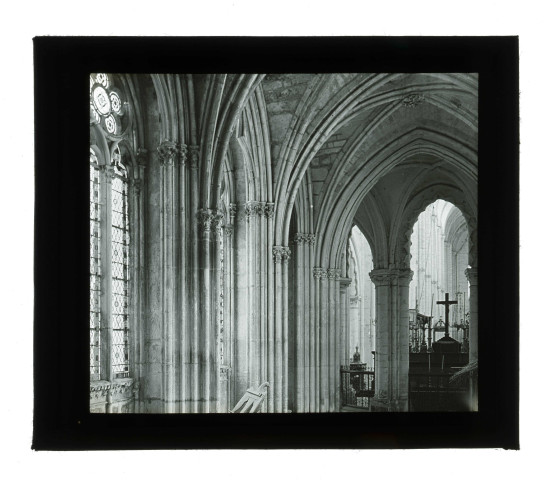 Fenêtres du passage conduisant à la chapelle de la Vierge dite Saint-Chapelle de Saint-Germer-de-Fly (Oise).