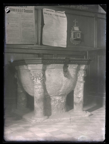Église Saint-Ouen de Saint-Ouen-de-Thouberville (Eure), fonts baptismaux.
