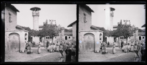 Enfants à la fontaine au pied d'un minaret d'Antioche (Turquie).