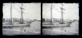 Voilier au mouillage dans un port italien.