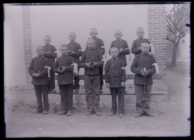 Groupe de jeunes garçons en uniforme.