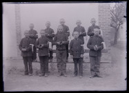 Groupe de jeunes garçons en uniforme.
