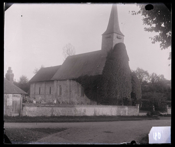 Église de Fontaine-la-Louvet, vue d'ensemble.