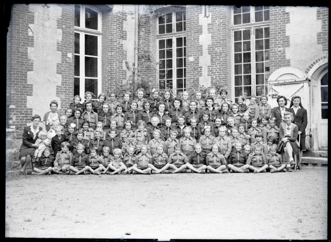 Photographie de classe d'une école de jeunes filles.