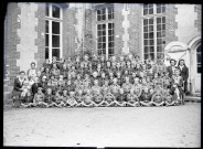 Photographie de classe d'une école de jeunes filles.